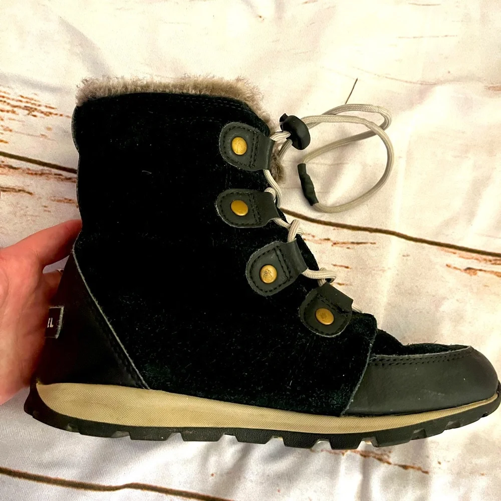 Sorel boots in good condition, black suede and fur trim